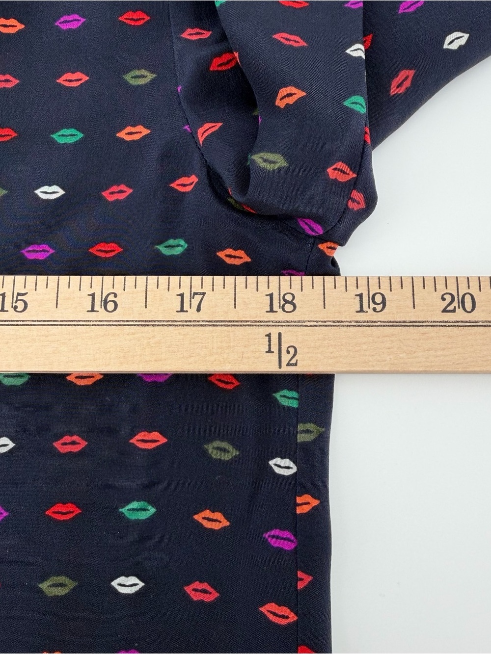 J.Crew EUC 100% Silk Ruffle Neck Lip Print Blouse Navy Rainbow Kisses Size 2 - Picture 6 of 7
